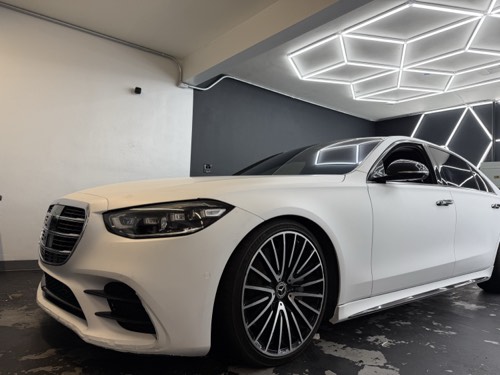 Satin white Mercedes S-Class with gloss black roof